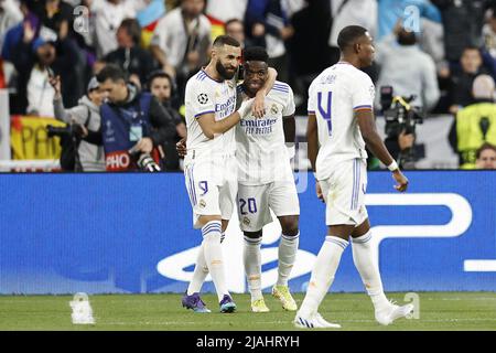 PARIS - (LR) Karim Benzema du Real Madrid, Vinicius Junior du Real Madrid célèbre le 0-1 lors du match final de la Ligue des champions de l'UEFA entre le FC Liverpool et le Real Madrid au Stade de Franc le 28 mai 2022 à Paris, France. ANP | HAUTEUR NÉERLANDAISE | PIERRE DE MAURICE VAN Banque D'Images