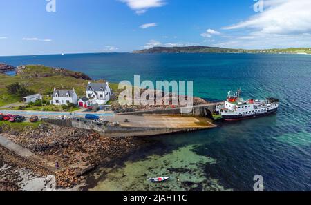 Vue aérienne de drone de ferry à Iona Pier dans le village de Fionnphort sur l'île de Mull, Argyll et Bute, Écosse, Royaume-Uni Banque D'Images