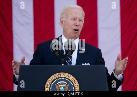 Arlington, Virginie, États-Unis. 30th mai 2022. LE président AMÉRICAIN Joe Biden prononce une allocution lors de l'observation du jour du Mémorial national de 154th au Memorial Amphitheater du cimetière national d'Arlington, à Arlington, en Virginie, aux États-Unis, le 30 mai 2022. Crédit : Michael Reynolds/Pool via CNP/dpa/Alay Live News Banque D'Images