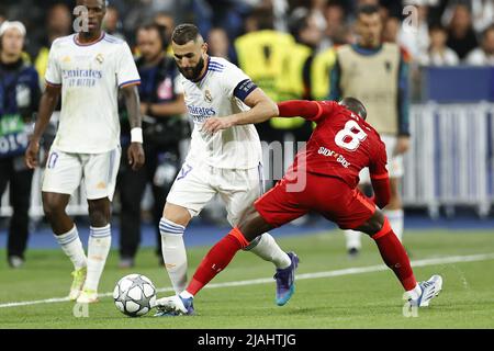 PARIS - (LR) Karim Benzema du Real Madrid, Naby Keita du FC Liverpool lors du match final de la Ligue des champions de l'UEFA entre le FC Liverpool et le Real Madrid au Stade de Franc le 28 mai 2022 à Paris, France. ANP | HAUTEUR NÉERLANDAISE | PIERRE DE MAURICE VAN Banque D'Images