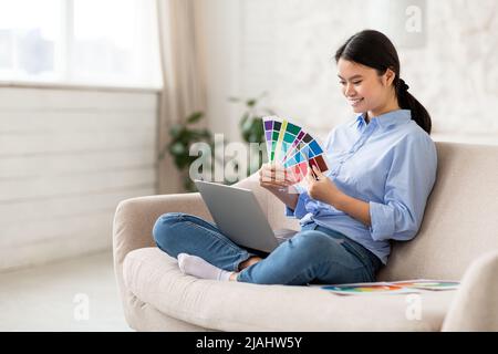 Femme designer travaillant à la maison, ayant chat vidéo avec le client Banque D'Images