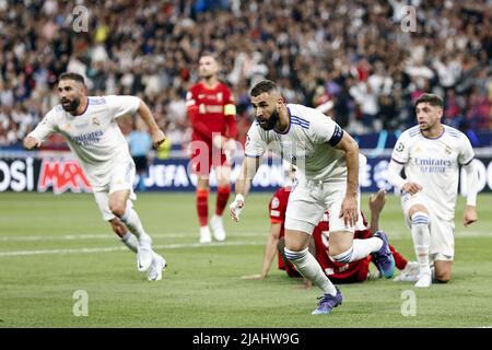 PARIS - (LR) Daniel Carvajal du Real Madrid, Karim Benzema du Real Madrid, Federico Valverde du Real Madrid fêtez le but rejeté lors du match final de la Ligue des champions de l'UEFA entre le FC Liverpool et le Real Madrid au Stade de Franc le 28 mai 2022 à Paris, en France. ANP | HAUTEUR NÉERLANDAISE | PIERRE DE MAURICE VAN Banque D'Images