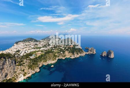 Capri Italie. Faraglioni Rocks et merveilleux coût et falaise Banque D'Images