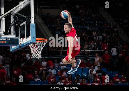 Ténérife, Espagne, 29 septembre 2018: Un joueur de basket-ball sautant au cours d'un spectacle acrobatique de basket-ball au cours de la coupe du monde de la FIBA Banque D'Images