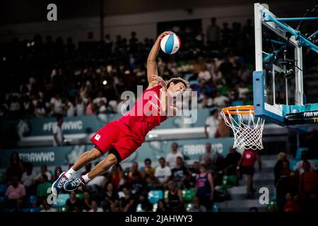 Ténérife, Espagne, 26 septembre 2018: Un joueur de basket-ball saute haut lors d'un spectacle acrobatique de basket-ball à la FIBA Basketball WWC 2018 Banque D'Images