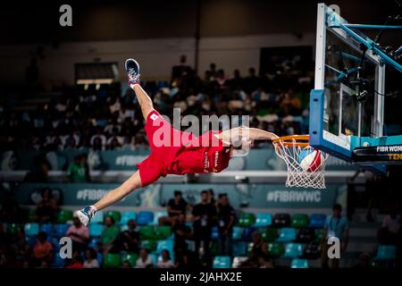 Ténérife, Espagne, 26 septembre 2018: Un joueur de basket-ball saute haut et tourne le ballon dans le panier lors d'un spectacle acrobatique de basket-ball Banque D'Images