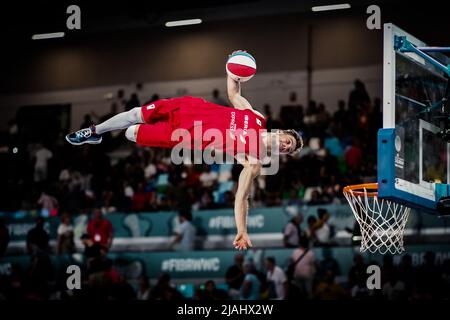 Ténérife, Espagne, 23 septembre 2018: Le dunk acrobatique d'un joueur de basket-ball masculin lors d'un spectacle de basket-ball au WWC de basket-ball de la FIBA Banque D'Images