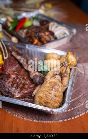 livraison de plats de viande grillés frais dans un emballage métallique. Banque D'Images