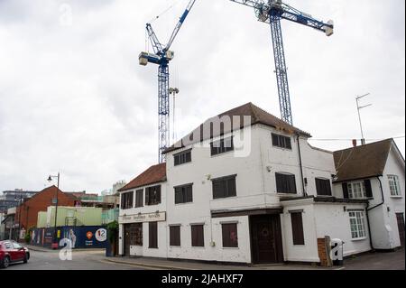 Maidenhead, Berkshire, Royaume-Uni. 30th mai 2022. Un autre bâtiment est construit à l'intérieur d'un immense projet de régénération, alors que des centaines de nouveaux appartements sont en cours de construction dans le centre-ville de Maidenhead. Maidenhead est maintenant sur la ligne Elizabeth et les prix de l'immobilier augmentent en conséquence. Crédit : Maureen McLean/Alay Banque D'Images