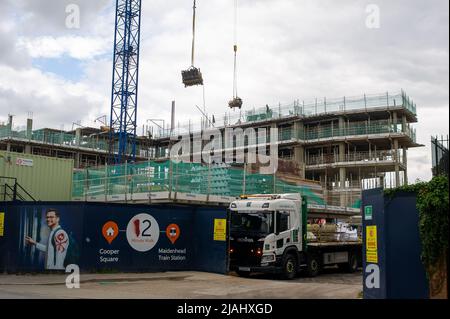 Maidenhead, Berkshire, Royaume-Uni. 30th mai 2022. Un nouveau site de construction de Bellway Homes. Des centaines de nouveaux appartements sont en cours de construction dans le centre-ville de Maidenhead dans le cadre d'un vaste projet de régénération. Maidenhead est maintenant sur la ligne Elizabeth et les prix de l'immobilier augmentent en conséquence. Crédit : Maureen McLean/Alay Banque D'Images