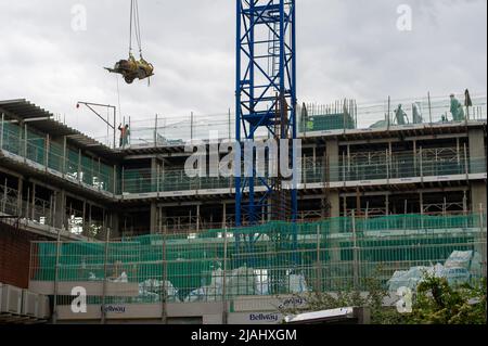 Maidenhead, Berkshire, Royaume-Uni. 30th mai 2022. Un nouveau site de construction de Bellway Homes. Des centaines de nouveaux appartements sont en cours de construction dans le centre-ville de Maidenhead dans le cadre d'un vaste projet de régénération. Maidenhead est maintenant sur la ligne Elizabeth et les prix de l'immobilier augmentent en conséquence. Crédit : Maureen McLean/Alay Banque D'Images