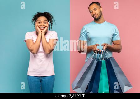 Ennuyé mécontent jeune homme noir debout avec des sacs-cadeaux, shopping avec une petite amie excitée sur fond rose et bleu Banque D'Images