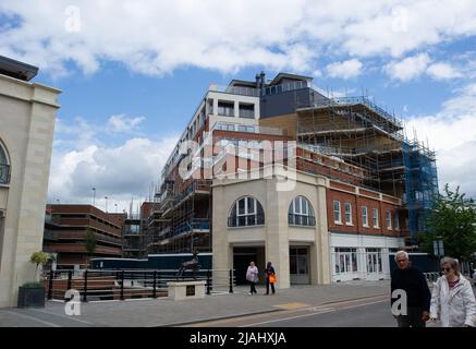 Maidenhead, Berkshire, Royaume-Uni. 30th mai 2022. Nouveaux appartements Michael Shanly en construction. Des centaines de nouveaux appartements sont en cours de construction dans le centre-ville de Maidenhead dans le cadre d'un vaste projet de régénération. Maidenhead est maintenant sur la ligne Elizabeth et les prix de l'immobilier augmentent en conséquence. Crédit : Maureen McLean/Alay Banque D'Images