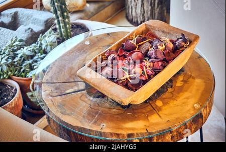 Arrangement de fleurs séchées dans un cas vintage Banque D'Images
