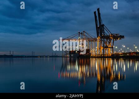 Chargement d'un cargo au terminal à conteneurs de Southampton la nuit, vue de l'autre côté du River Test depuis Marchwood Quay Banque D'Images