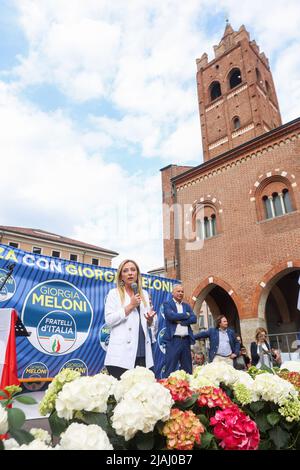 Giorgia Meloni, chef du parti politique des Fratelli d'Italia, a pris la parole en faveur du candidat de centre-droit Dario Allevi à Monza, en Italie, le 30 mai 2022 Banque D'Images