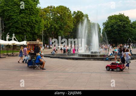 Lviv, Ukraine -8 juin 2018 : Fontaine devant l'Opéra, sur l'avenue Svobody. Les gens marchent. Banque D'Images