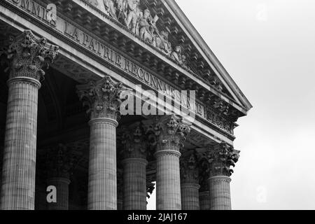 Image en noir et blanc du fronton du Panthéon à Paris, France. Montrant juste le coin supérieur du toit et quelques colonnes. Banque D'Images