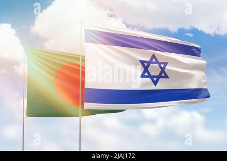 Ciel bleu ensoleillé et drapeaux d'israël et du bangladesh Banque D'Images
