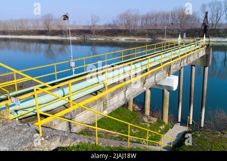 Vue du réservoir de stockage et des tuyaux de l'industrie chimique, Italie Banque D'Images