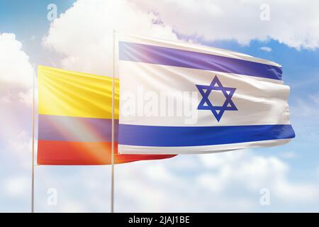 Ciel bleu ensoleillé et drapeaux d'israël et de colombie Banque D'Images