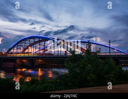 Pont au-dessus de l'Elbe en Allemagne à l'heure bleue après l'été coucher de soleil avec éclairage coloré et exposition de longue durée Banque D'Images