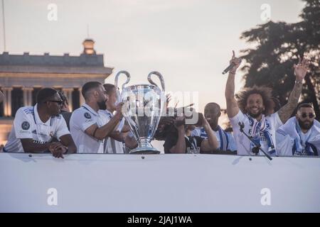 Madrid, Espagne, 29/05/2022, le Real Madrid a célébré ce dimanche la conquête de la quatorzième coupe d'Europe dans son histoire, après le 1-0 contre Liverpool à Paris, avec une fête dans les rues de la capitale, Après avoir traversé l'Almudena et le siège de la Communauté de Madrid et le Conseil municipal. Avec les fans, les joueurs blancs fêteront également à la fontaine Cibeles et au Santiago Bernabéu. L'équipe de Carlo Ancelotti a étendu le record de Whites et la série de huit finales de suite a remporté la plus haute compétition continentale. Le but de Vinicius valait les quatre Banque D'Images