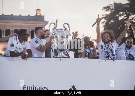 Madrid, Espagne, 29/05/2022, le Real Madrid a célébré ce dimanche la conquête de la quatorzième coupe d'Europe dans son histoire, après le 1-0 contre Liverpool à Paris, avec une fête dans les rues de la capitale, Après avoir traversé l'Almudena et le siège de la Communauté de Madrid et le Conseil municipal. Avec les fans, les joueurs blancs fêteront également à la fontaine Cibeles et au Santiago Bernabéu. L'équipe de Carlo Ancelotti a étendu le record de Whites et la série de huit finales de suite a remporté la plus haute compétition continentale. Le but de Vinicius valait les quatre Banque D'Images