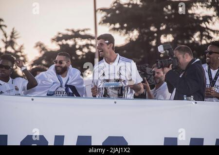 Madrid, Espagne, 29/05/2022, le Real Madrid a célébré ce dimanche la conquête de la quatorzième coupe d'Europe dans son histoire, après le 1-0 contre Liverpool à Paris, avec une fête dans les rues de la capitale, Après avoir traversé l'Almudena et le siège de la Communauté de Madrid et le Conseil municipal. Avec les fans, les joueurs blancs fêteront également à la fontaine Cibeles et au Santiago Bernabéu. L'équipe de Carlo Ancelotti a étendu le record de Whites et la série de huit finales de suite a remporté la plus haute compétition continentale. Le but de Vinicius valait les quatre Banque D'Images