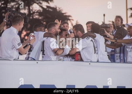 Madrid, Espagne, 29/05/2022, le Real Madrid a célébré ce dimanche la conquête de la quatorzième coupe d'Europe dans son histoire, après le 1-0 contre Liverpool à Paris, avec une fête dans les rues de la capitale, Après avoir traversé l'Almudena et le siège de la Communauté de Madrid et le Conseil municipal. Avec les fans, les joueurs blancs fêteront également à la fontaine Cibeles et au Santiago Bernabéu. L'équipe de Carlo Ancelotti a étendu le record de Whites et la série de huit finales de suite a remporté la plus haute compétition continentale. Le but de Vinicius valait les quatre Banque D'Images