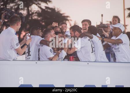 Madrid, Espagne, 29/05/2022, le Real Madrid a célébré ce dimanche la conquête de la quatorzième coupe d'Europe dans son histoire, après le 1-0 contre Liverpool à Paris, avec une fête dans les rues de la capitale, Après avoir traversé l'Almudena et le siège de la Communauté de Madrid et le Conseil municipal. Avec les fans, les joueurs blancs fêteront également à la fontaine Cibeles et au Santiago Bernabéu. L'équipe de Carlo Ancelotti a étendu le record de Whites et la série de huit finales de suite a remporté la plus haute compétition continentale. Le but de Vinicius valait les quatre Banque D'Images