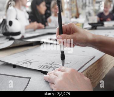 Shodo calligraphie japonaise processus d'écriture apprentissage, étude des hiéroglyphes Banque D'Images