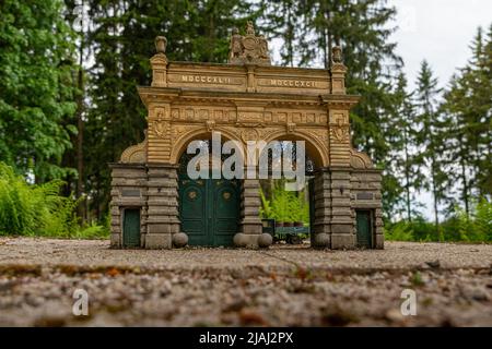 Marianske Lazne, République Tchèque - 30 mai 2022: Parc miniature Bohemium - porte jubilaire de Pilsner Urquell Banque D'Images