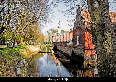 Luetsburg BEI Norden (Ostfriesland, Allemagne): Wasserschloss und Park Banque D'Images