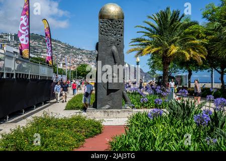 Une statue dédiée au secteur des affaires sur l'Avenida do Mar, Funchal, Madère. Créé par le sculpteur Martim Velosa en 2001 Banque D'Images