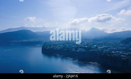 Sorrento Italie vue aérienne de la côte en plein jour. Côte amalfitaine Banque D'Images