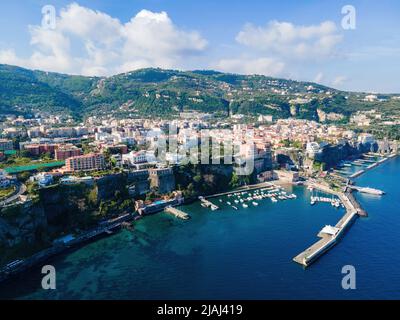 Sorrento Italie vue aérienne de la côte en plein jour. Côte amalfitaine Banque D'Images