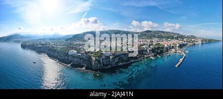 Sorrento Italie vue aérienne de la côte en plein jour. Côte amalfitaine Banque D'Images