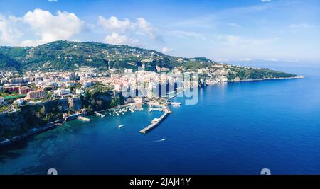 Sorrento Italie vue aérienne de la côte en plein jour. Côte amalfitaine Banque D'Images