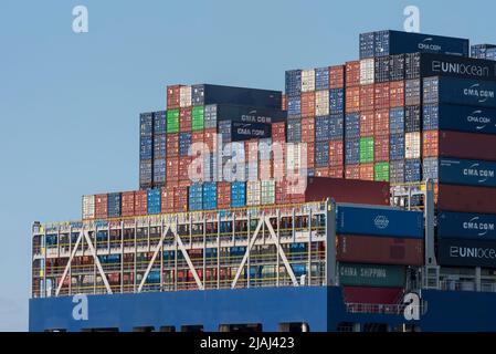 Southampton, Angleterre, Royaume-Uni. 2022. Stern d'un navire-conteneur avec cargaison colorée de conteneurs empilés sur le pont. Banque D'Images