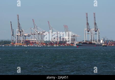 Southampton, Angleterre, Royaume-Uni. 2022. Vue des grues et de l'expédition au terminal de conteneurs DP World et d'un petit navire à conteneurs le départ de BF Fortaleza. Sout Banque D'Images