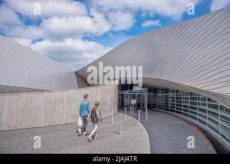 Deux garçons marchant jusqu'à l'entrance de l'aquarium national de Copenhague, Danemark, 25 mai 2019 Banque D'Images