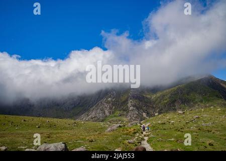 Vue sur la ridgeline couverte de nuages entourant Devil's Kitchen, parc national de Snowdonia, nord du pays de Galles, Royaume-Uni. Banque D'Images