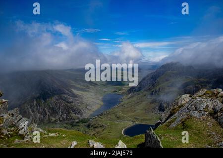 Vue imprenable sur Devil's Kitchen depuis y Garn, parc national de Snowdonia, pays de Galles du Nord, Royaume-Uni Banque D'Images