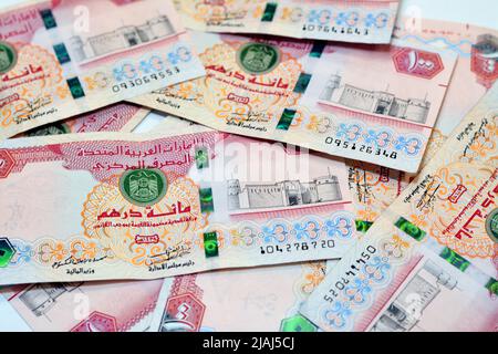 Un tas de 100 AED cent Dirhams monnaie de billet de banque des Émirats arabes Unis eau avec une photo du fort Al Fahidi, Une pile d'argent des Émirats Banque D'Images