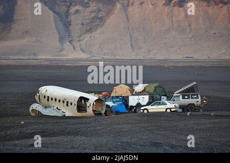 Épave d'avion en Islande, avec expédition de camping autour Banque D'Images