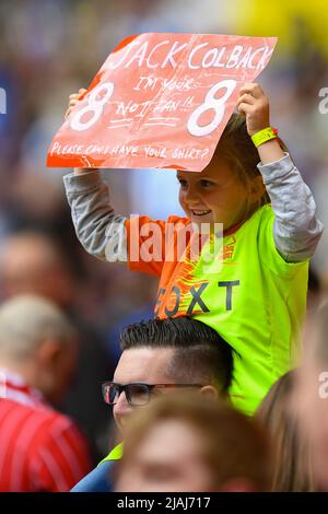 LONDRES, ROYAUME-UNI. 29th MAI Jeune partisan de Nottingham Forest avec une pancarte demandant le maillot de Jack Colback lors de la finale du championnat Sky Bet Play-off entre Huddersfield Town et Nottingham Forest au stade Wembley, Londres, le dimanche 29th mai 2022. (Credit: Jon Hobley | MI News) Credit: MI News & Sport /Alay Live News Banque D'Images