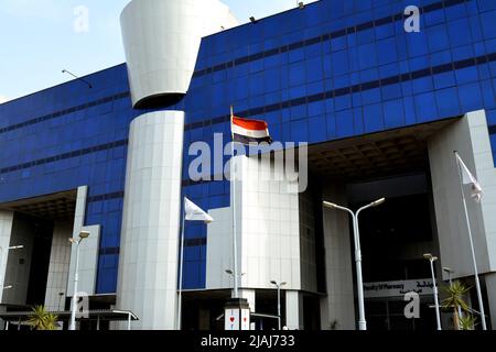 Le Caire, Egypte, 20 mars 2022: La construction de la faculté de pharmacie dans une université égyptienne avec le drapeau égyptien flipping avec le colle Banque D'Images