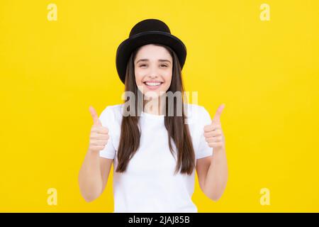 Femme en magicien top Hat, noir vintage cylindre bouchon sur fond jaune. J'ai été surpris par le visage. Femme de cirque avec coiffures pour Banque D'Images