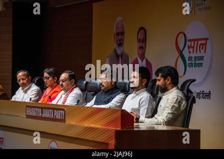 New Delhi, Inde. 30th mai 2022. Le président national de BJP, J.P. Nadda et d'autres dirigeants de BJP lors d'une conférence de presse au bureau du parti. Parti Bharatiya Janata (BJP) le parti au pouvoir a tenu une conférence de presse marquant huit ans du gouvernement Modi en Inde. Crédit : SOPA Images Limited/Alamy Live News Banque D'Images
